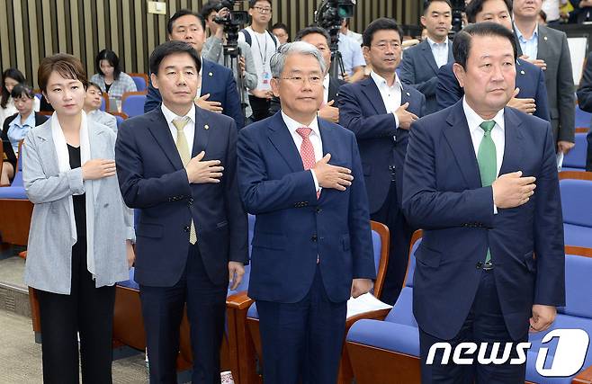 박주선 국민의당 비대위원장을 비롯한 지도부가 8일 오전  국회에서 열린 의원총회에서 국민의례를 하고 있다. 2017.6.8/뉴스1 © News1 박세연 기자