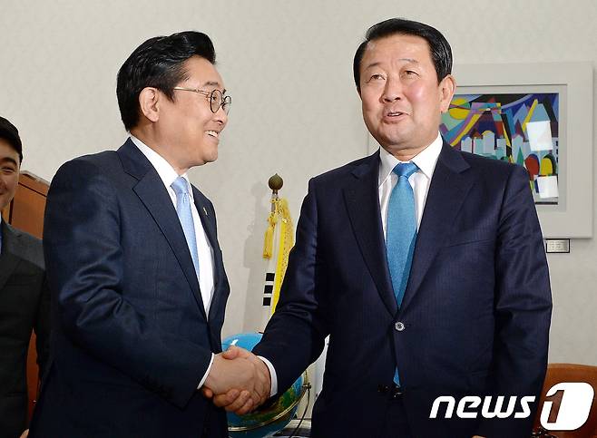 전병헌 청와대 정무수석이 9일 오전 서울 여의도 국회를 찾아 박주선 국민의당 비대위원장과 인사를 하고 있다. 2017.6.9/뉴스1 © News1 박세연 기자