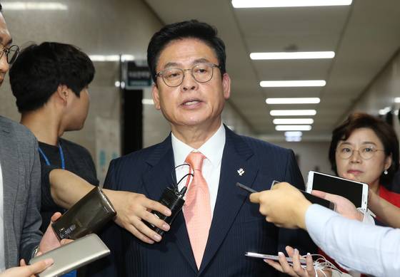 정우택 자유한국당 당대표 권한대행 겸 원내대표가 9일 서울 여의도 국회에서 전병헌 정무수석과 면담을 마친 뒤 취재진의 질문에 답하고 있다. 2017.6.9/뉴스1 © News1 박지혜 기자