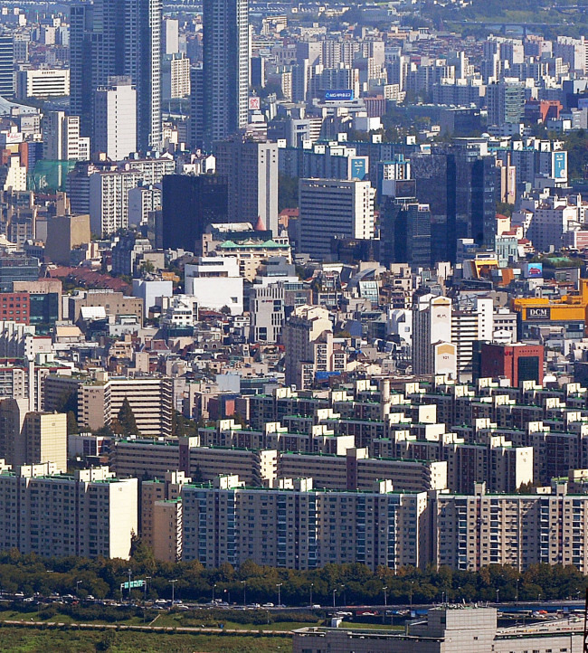 [사진설명= 매물은 사라졌지만, 꾸준한 투자문의로 강남권 아파트의 호가는 조용히 상승 중이다. 매물은 시장에 나오자마자 사라진다. 정부의 정밀타격 규제에 대한 의문은 여전하다. “더 높은 값에 거래하면 그만”이라는 보상심리 때문이다.]