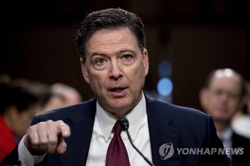 (워싱턴 AP=연합뉴스) 제임스 코미 전 미국 연방수사국(FBI) 국장이 8일 상원 정보위 청문회에 출석해 도널드 트럼프 대통령의 '러시아 스캔들' 수사중단 압력 등에 대해 증언하고 있다.