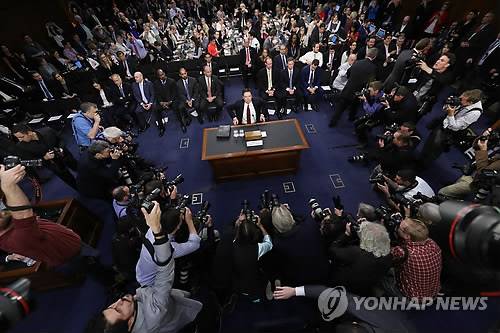 (워싱턴 AP=연합뉴스) 제임스 코미 전 미국 연방수사국(FBI) 국장이 도널드 트럼프 미 대통령의 '러시아 스캔들' 수사 중단 압력과 관련한 세기의 증언을 하기 위해 8일(현지시간) 상원 정보위원회에 출석, 카메라 세례를 받으며 증언대에 착석하고 있다.      ymarshal@yna.co.kr