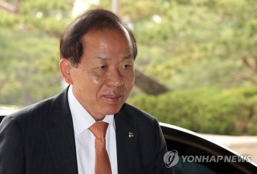 (서울=연합뉴스) 정하종 기자 = 김이수 헌법재판소장 후보자가 9일 오전 서울 종로구 헌법재판소로 출근하고 있다. 2017.6.9      chc@yna.co.kr