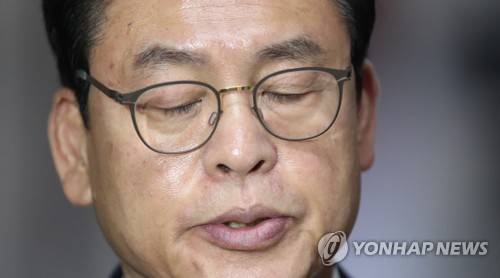 (서울=연합뉴스) 김도훈 기자 = 자유한국당 정우택 당대표 권한대행 겸 원내대표가 9일 오전 국회에서 전병헌 정무수석과 면담을 마친 뒤 취재진 질문에 답하고 있다.      superdoo82@yna.co.kr