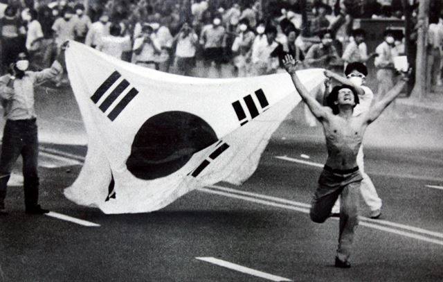 [ַź  ] 1987 6 10 λ  ͸ αٿ  ±ر⸦ ռ 븦   ַź ߻  ù ַź  󡱰 ġ ޷ ִ.