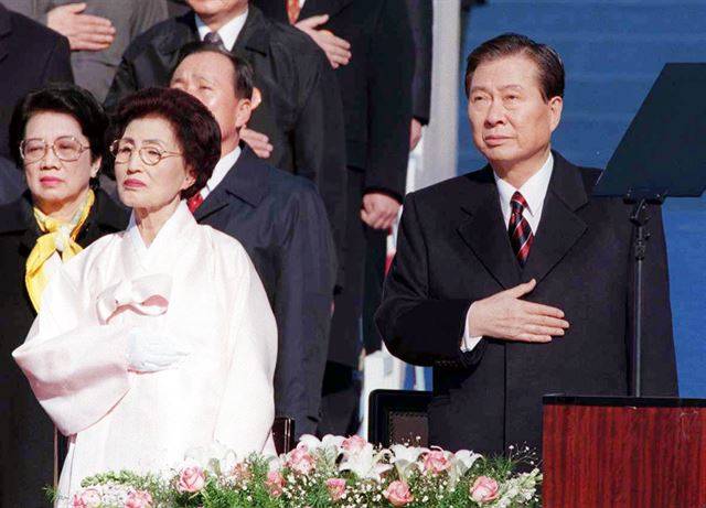 ſ  ȭ Ǳü ȭ ô  ǰ ߴ. 1998.2.25