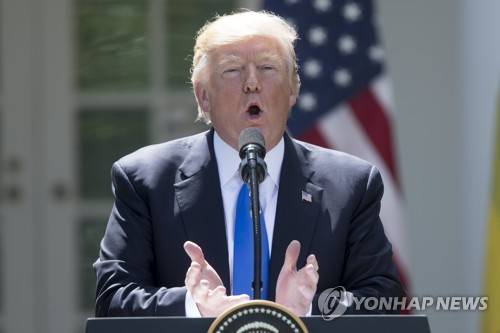 도널드 트럼프 미국 대통령이 9일(현지시간) 클라우스 요하니스 루마니아 대통령과 정상회담 후 백악관 로즈가든에서 기자회견을 하고 있다. [EPA=연합뉴스]