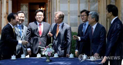 (서울=연합뉴스) 백승렬 기자 = 문재인 대통령이 지난달 19일 청와대 상춘재에서 열린 여야 5당 원내대표와 첫 오찬 회동에 앞서 대화하고 있다. 왼쪽부터 정의당 노회찬·바른정당 주호영·자유한국당 정우택, 문 대통령, 더불어민주당 우원식·국민의당 김동철 원내대표, 임종석 비서실장. 2017.5.19  srbaek@yna.co.kr