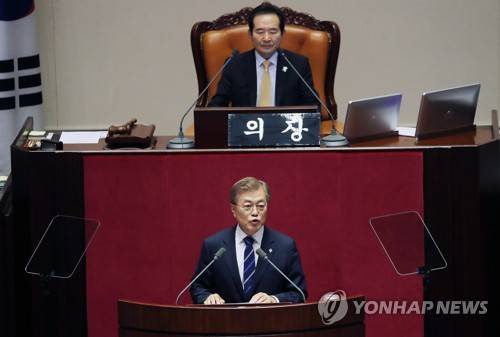 (서울=연합뉴스) 안정원 기자 = 문재인 대통령이 12일 오후 국회 본회의장에서 추경예산 편성에 협력을 당부하는 내용으로 취임 후 첫 시정연설을 하고 있다. 2017.6.12      jeong@yna.co.kr