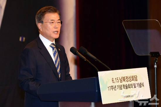 문재인 대통령이 15일 오후 여의도 63빌딩에서 열린 6.15 남북정상회담 17주년 기념 학술회의 및 기념식에서 축사를 하고 있다. (사진=윤창원 기자/자료사진)