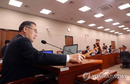 (서울=연합뉴스) 신준희 기자 = 15일 오전 서울 여의도 국회에서 열린 농해수위 회의에서 이개호 위원장 직무대리가 의사봉을 두드리고 있다.       농해수위는 김영춘 해양수산부 장관 후보자에 대한 인사청문보고서를 채택했다.       hama@yna.co.kr