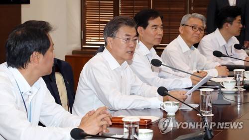(서울=연합뉴스) 배재만 기자 = 문재인 대통령이 15일 오전 청와대 여민1관에서 열린 수석보좌관회의를 주재하고 있다. 왼쪽부터 임종석 비서실장, 문 대통령, 주영훈 경호실장, 이상철 국가안보실 1차장.     scoop@yna.co.kr