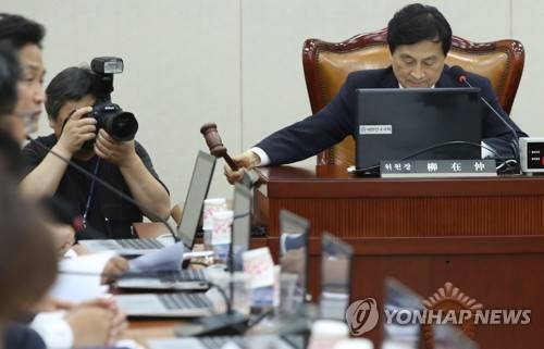 (서울=연합뉴스) 김도훈 기자 = 15일 오후 국회에서 열린 안전행정위원회 전체회의에서 유재중 위원장이 김부겸 행정자치부장관 후보자 인사청문경과보고서 채택건을 상정하고 있다.      이날 안행위는 김 후보자의 인사청문보고서를 채택했다.   superdoo82@yna.co.kr