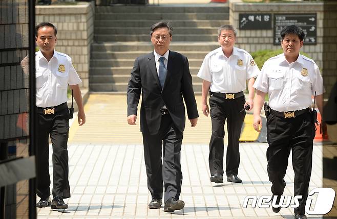 우병우 전 청와대 민정수석이 16일 오후 서울 서초구 서울중앙지방법원에서 열린 '국정농단 방조' 관련 첫 공판에 출석하고 있다. © News1 오대일 기자