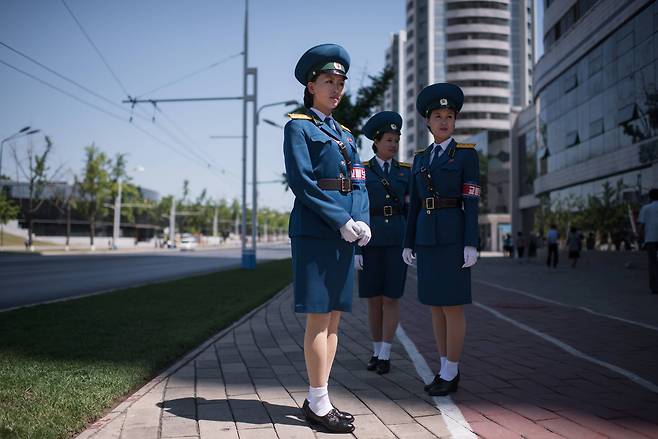 북한 여성 교통보안원들이 지난 4일 평양 시내 교차로에 서있다. 이들의 선발기준은 외모다.[AFP=연합뉴스]