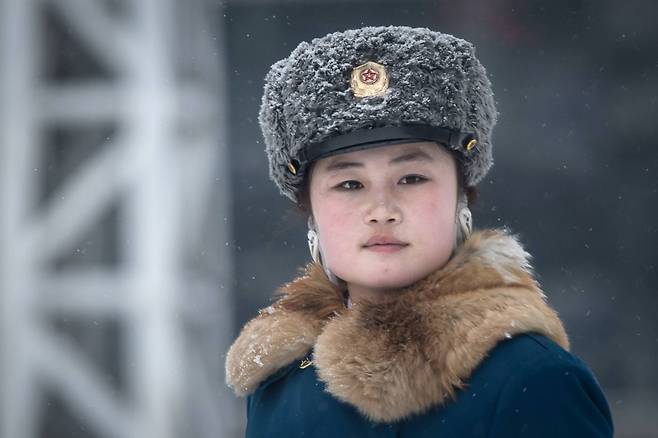 지난 2월22일 북한 평양 시내 교차로에서 교통지도를 하고 있는 여성 교통보안원.[AFP=연합뉴스]