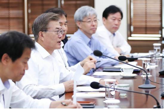 수석보좌관 회의에 참가한 문재인 대통령. (사진=청와대 제공)