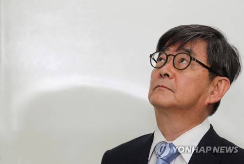 (서울=연합뉴스) 권준우 기자 = '몰래 혼인신고' 등 각종 의혹으로 홍역을 앓고 있는 안경화 법무부 장관 후보자가 16일 오전 기자회견을 위해 서울 서초구 서울개인회생·파산종합지원센터로 들어가고 있다. 2017.6.16      stop@yna.co.kr