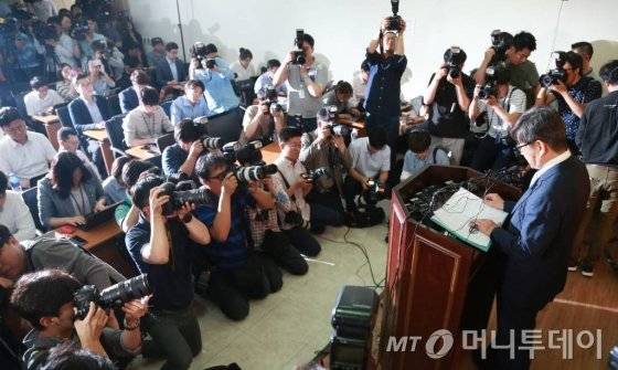 '여성비하·허위 혼인신고' 등의 추문에 휩싸인 안경환 법무부 장관 후보자가 16일 오전 서울 서초구 대한법률구조공단 서울개인회생·파산종합지원센터에서 기자회견을 하고 있다. /사진=이동훈 기자