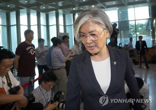 (서울=연합뉴스) 이상학 기자 = 강경화 신임 외교부 장관이 18일 오후 청와대에서 임명장을 받은 뒤 종로구 도렴동 외교부 청사 집무실로 들어서고 있다. 2017.6.18      leesh@yna.co.kr