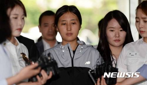 【서울=뉴시스】고범준 기자 = '비선 실세' 최순실 씨의 딸 정유라 씨가 구속 전 피의자 심문(영장실질심사)을 받기 위해 20일 오전 서울 서초구 서울중앙지법으로 들어가며 취재진 질문에 답하고 있다. 2017.06.20. bjko@newsis.com