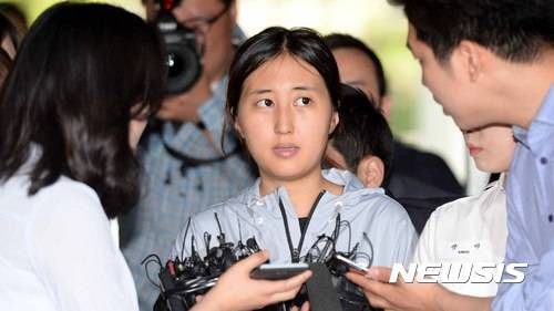 【서울=뉴시스】고범준 기자 = '비선 실세' 최순실 씨의 딸 정유라 씨가 구속 전 피의자 심문(영장실질심사)을 받기 위해 20일 오전 서울 서초구 서울중앙지법으로 들어가며 취재진 질문에 답하고 있다. 2017.06.20. bjko@newsis.com