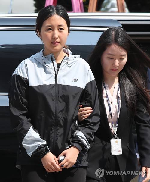 (서울=연합뉴스) 김도훈 기자 = 박근혜 정부 '비선실세' 최순실 씨의 딸 정유라 씨가 두 번째 구속 전 피의자심문(영장실질심사)을 받기 위해 20일 오전 서울 서초구 서울중앙지법으로 출석하고 있다.   지난달 31일 덴마크에서 송환 형태로 전격 귀국한 정씨에게는 두 번째 영장심사다. 2017.6.20