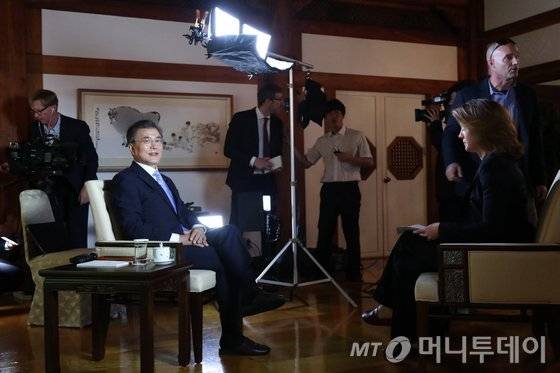 문재인 대통령이 20일 청와대 상춘재에서 미국 CBS '디스 모닝(This Morning)'과 인터뷰를 하고 있다.  (청와대) 2017.6.20/뉴스1  <저작권자 © 뉴스1코리아, 무단전재 및 재배포 금지>