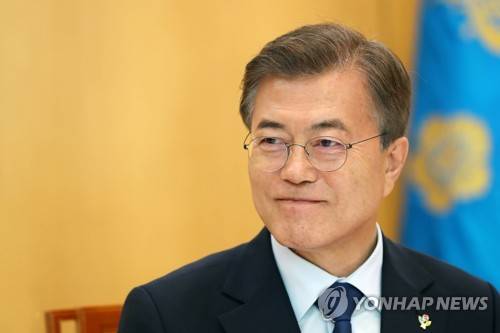 문재인 대통령이 지난 19일 청와대에서 미국 워싱턴 포스트(WP)와 인터뷰하고 있다.[청와대 제공=연합뉴스 자료사진]