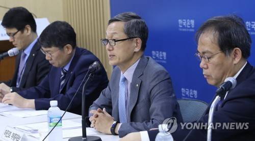 (서울=연합뉴스) 임헌정 기자 = 22일 서울 중구 한국은행 기자실에서 열린 금융안정보고서 설명회에서 허진호 한은 부총재보(오른쪽 두번째)가 인사말을 하고 있다.       kane@yna.co.kr
