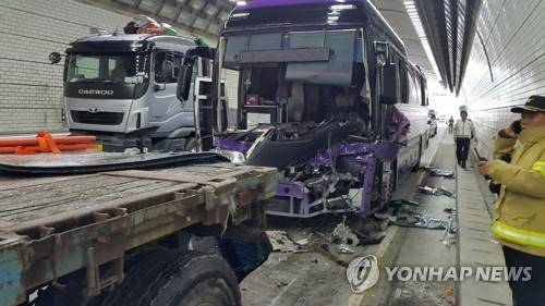 (횡성=연합뉴스) 22일 오전 11시 35분께 강원 횡성군 영동고속도로 강릉 방향 둔내터널에서 버스 2대, 트레일러 1대, 승용차 2대가 연쇄 추돌해 경찰과 소방당국이 사고현장을 수습하고 있다. 2017.6.22 [횡성소방서 제공=연합뉴스]      conanys@yna.co.kr