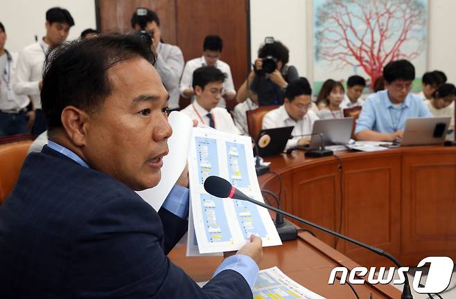 19대 대통령 선거 당시 안철수 후보 캠프 공명선거단장을 맡았던 이용주 국민의당 의원이 28일 오후 서울 여의도 국회에서 열린 기자간담회에서 문재인 대통령 아들 준용씨의 채용 특혜 의혹과 관련한 증거조작 혐의로 구속된 이유미 당원과 이준서 전 최고위원의 카카오톡 대화 내용을 공개하고 있다. 2017.6.28/뉴스1 © News1 안은나 기자