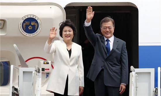 문재인 대통령과 김정숙 여사가 28일 오후 서울공항에서 미국 순방을 위해 전용기에 올라 손을 흔들고 있다.(제공: 청와대)