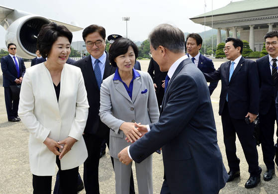 문재인 대통령이 28일 비행기에 오르기 전 더불어민주당 추미애 대표와 악수하고 있다.