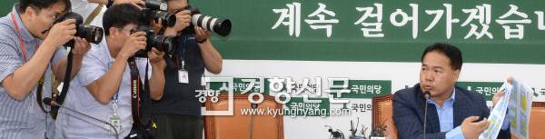 이용주 의원 “이유미, 단독 범행 진술” 국민의당 이용주 의원이 28일 국회 기자간담회에서 문재인 대통령 아들 준용씨 취업특혜 의혹 ‘제보 조작’ 사건과 관련해 당원 이유미씨와 이준서 전 최고위원 간 카카오톡 메시지를 보여주며 “이씨의 단독 행위”라고 말하고 있다. 이 의원은 지난 대선에서 당 선대위 공명선거추진단장을 맡았다. 권호욱 선임기자 biggun@kyunghyang.com