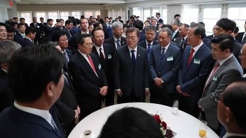 【워싱턴=뉴시스】전신 기자 = 문재인 대통령이 28일(현지시간) 미국 워싱턴 헤이 아담스 호텔에서 열린 방미 참여 경제인과의 차담회에서 참석자들과 환담을 나누고 있다. 2017.06.29. (사진=청와대 제공) photo@newsis.com