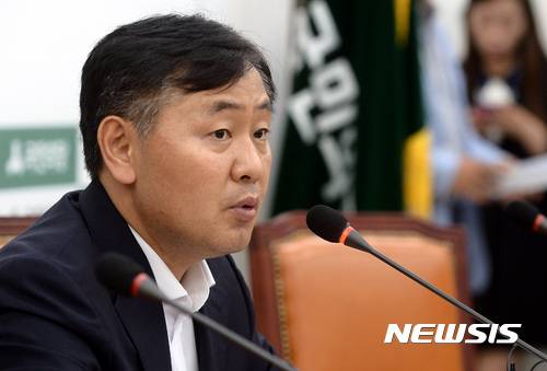 【서울=뉴시스】이영환 기자 = 국민의당의 문재인 대통령 아들 준용씨의 채용 특혜 의혹 관련 증거조작 사건 진상조사단장인 김관영 의원이 29일 오후 서울 여의도 국회 국민의당 대표실에서 조사 결과를 브리핑 하고 있다. 2017.06.29. 20hwan@newsis.com