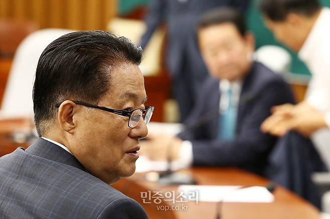 ▲ 국민의당 박지원 의원이 22일 오후 국회에서 열린 의원총회에 참석하고 있다. 사진=민중의소리