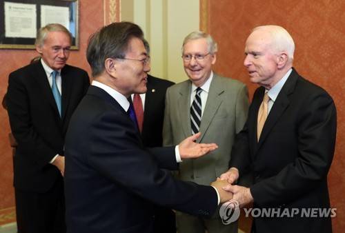 (워싱턴=연합뉴스) 배재만 기자 = 문재인 대통령이 29일 오전(현지시간) 미국 워싱턴 국회의사당 스트롬 서몬드 룸에서 열린 미 상원 지도부 간담회에서 존 매케인 공화당 군사위원장(오른쪽) 등과 얘기를 나누고 있다. 왼쪽은 리처드 버 공화당 정보위원장, 오른쪽에서 두 번째는 미치 매코넬 공화당 원내대표. 2017.6.30  scoop@yna.co.kr