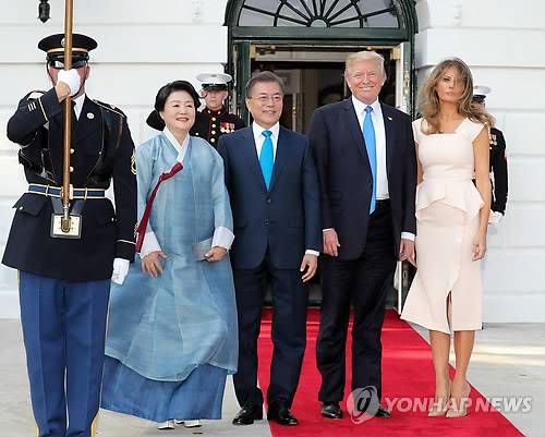 (워싱턴=연합뉴스) 김주형 기자 = 문재인 대통령과 부인 김정숙 여사가 29일 오후(현지시간) 상견례 및 만찬을 위해 백악관에 도착해 도널드 트럼프 미국 대통령과 부인 멜라니아 여사를 만나 기념촬영하고 있다. 2017.6.30      kjhpress@yna.co.kr