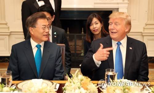 (워싱턴=연합뉴스) 김주형 기자 = 문재인 대통령과 도널드 트럼프 미국 대통령이 29일 오후(현지시간) 워싱턴 백악관에서 열린 환영 만찬에서 대화를 하고 있다. 2017.6.30  kjhpress@yna.co.kr