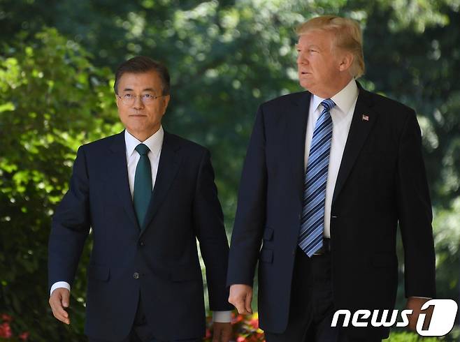 문재인 대통령과 도널드 트럼프 미국 대통령이 30일 (현지시간) 워싱턴 백악관 로즈가든에서 정상회담을 마친 뒤 공동 기자회견장에 도착하고 있다. © AFP=뉴스1 © News1 우동명 기자
