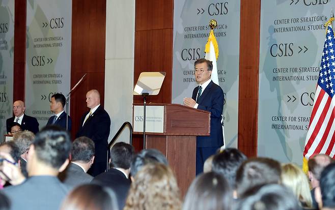 문재인 대통령이 30일 오후(현지시각) CSIS(The Center for Strategic and International Studies)에서 기조연설하고 있다. 청와대사진기자단
