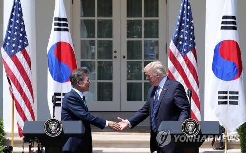 (워싱턴=연합뉴스) 배재만 기자 = 문재인 대통령과 도널드 트럼프 미국 대통령이 30일 오전(현지시간) 워싱턴 백악관 로즈가든에서 열린 공동 언론 발표를 마친 뒤 악수하고 있다. 2017.7.1  scoop@yna.co.kr  (끝)