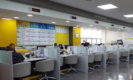 정부의 6.19 부동산대책 시행 첫날인 3일 세종시의 한 시중은행 창구가 고객이 없어 썰렁한 모습이다. 신진호 기자
