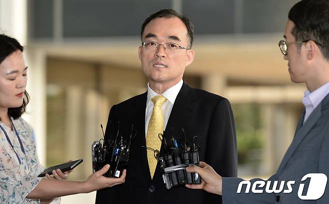 문재인 정부의 첫 검찰총장 후보자로 지명된 문무일(56·사법연수원 18기) 부산고검장이 4일 오후 서울 서초구 서울고등검찰청에 마련된 인사청문회 준비 사무실에 도착해 취재진의 질문에 답하고 있다. 광주 출신으로 광주제일고와 고려대 법학과를 졸업한 문 후보자가 검찰총장으로 임명되면 김종빈 전 총장(2005년 4월 취임) 이후 12년여 만에 호남 출신 검찰총장이 된다. 2017.7.4/뉴스1 © News1 민경석 기자