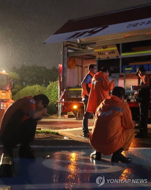 빗속에서 컵라면 먹는 소방관 | 인스티즈