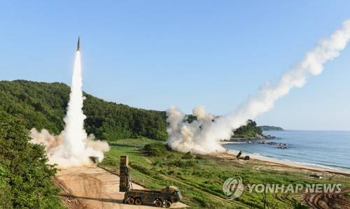 (서울=연합뉴스) 북한의 대륙간탄도미사일(ICBM) 도발에 대응해 5일 오전 동해안에서 열린 한미 연합 탄도미사일 타격훈련에서 한국군 탄도미사일 현무-2A(왼쪽)와 주한미군 에이태킴스(ATACMS)가 동시 발사되고 있다. 2017.7.5 [합동참모본부 제공=연합뉴스]      photo@yna.co.kr