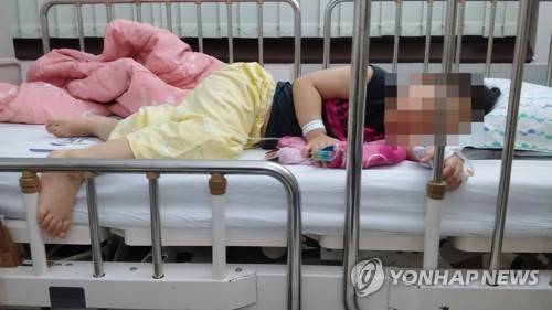 (서울=연합뉴스) 5일 최은주 씨는 자신의 딸이 덜 익은 고기패티가 든 맥도날드 해피밀 세트를 먹고 HUS에 걸려 신장장애를 갖게 됐다며 맥도날드 한국지사를 식품안전법 위반 등 혐의로 서울중앙지검에 고소했다. 사진은 작년 9월 용혈성요독증후군(HUS) 진단을 최은주 씨의 딸이 몸이 부은 채로 병실에 누워 있는 모습. 2017.7.5 [피해자 측 법률대리인 황다연 변호사 제공=연합뉴스]      photo@yna.co.kr