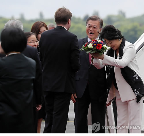 (베를린=연합뉴스) 김주형 기자 = G20 정상회의 참석 등을 위해 독일을 방문한 문재인 대통령과 부인 김정숙 여사가 5일 오전(현지시간) 베를린 테겔 공항에 도착해 폰 슈트라우젠부르크 의전 차장으로부터 환영 꽃다발을 받고 있다. 2017.7.5      kjhpress@yna.co.kr